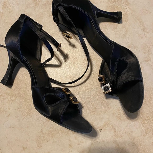 Gorgeous 3-inch heel, black satin shoes that are beautiful for many occasions. - Picture 6 of 12
